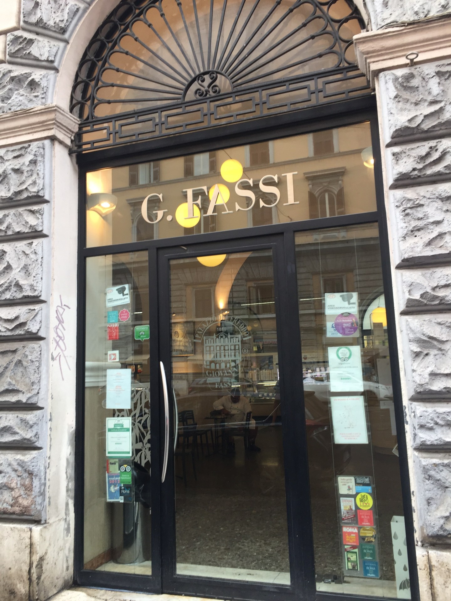 [羅馬食記]G. Fassi，百年經典的義大利羅馬冰淇淋店 – 臉一點都不臭的圓圓